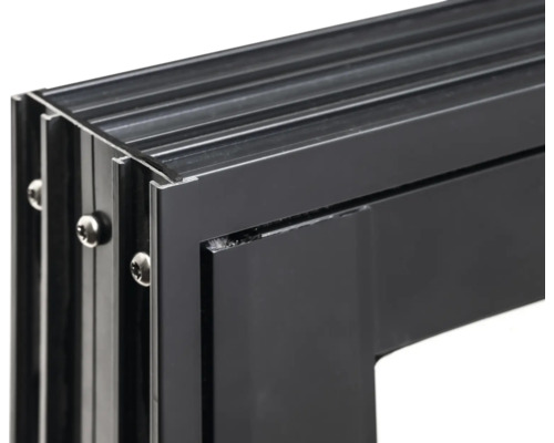 Detaljvy av en fönsterram i aluminium