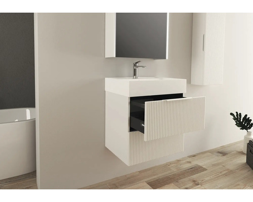 Badrum med tvättställsskåp, spegelskåp och väggskåp