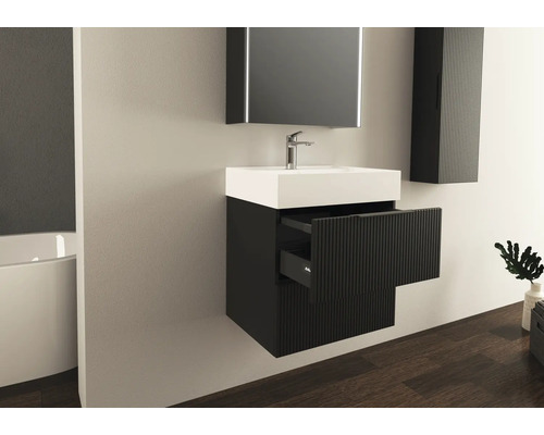 Modernt badrum med tvättställsskåp, spegel och högskåp