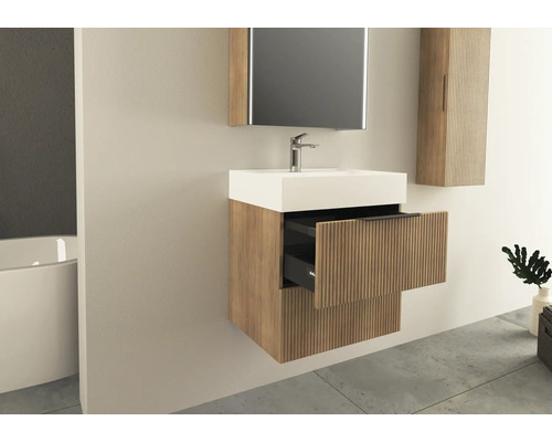 Badrum med tvättställ, spegel och öppen låda