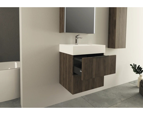 Badrum med handfat, spegel och öppet lådskåp