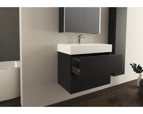 Badrum med underskåp för tvättställ, tvättställ, spegelskåp och högskåp