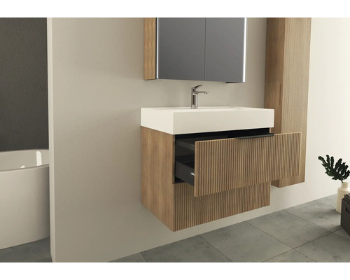 Modernt badrum med tvättställ, spegel och öppen låda