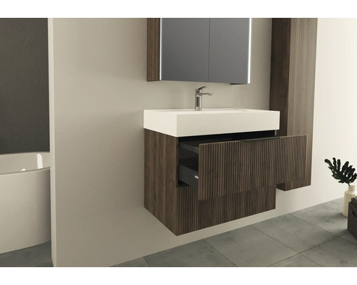 Modernt badrum med tvättställ, tvättställsskåp, spegelskåp och öppen låda.