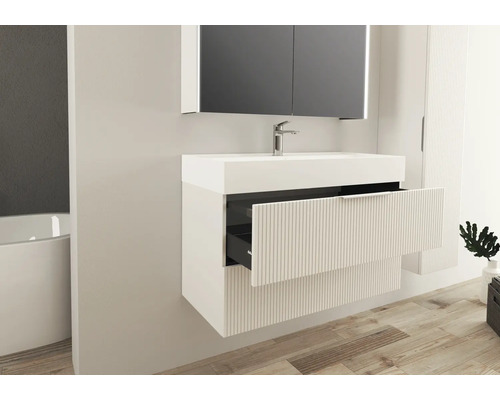 Badrum med tvättställsskåp, spegelskåp, tvättställ och öppen låda