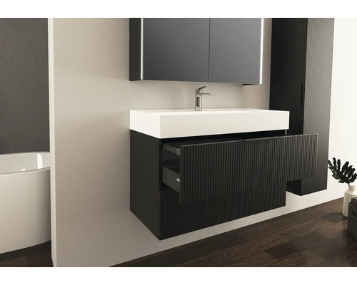 Modernt badrum med tvättställsskåp, spegel och högskåp