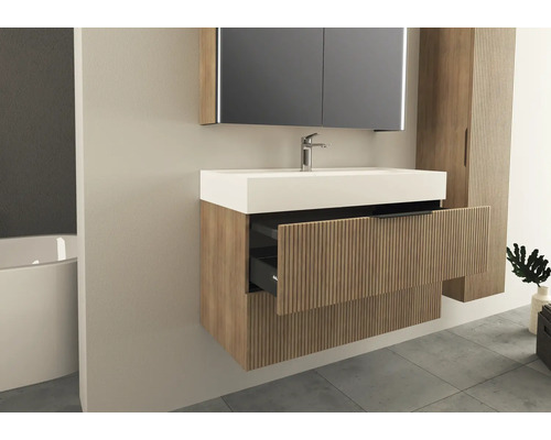 Modernt badrum med tvättställsskåp, spegelskåp och högskåp i trälook