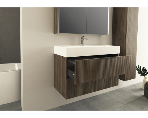 Badrum med tvättställsskåp med låda, tvättställ, spegelskåp och högskåp