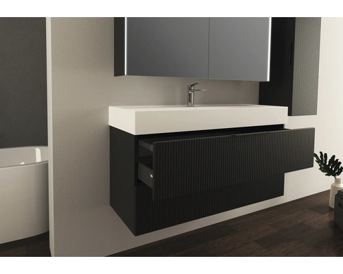 Modernt badrum med tvättställ, spegel och förvaringslådor.