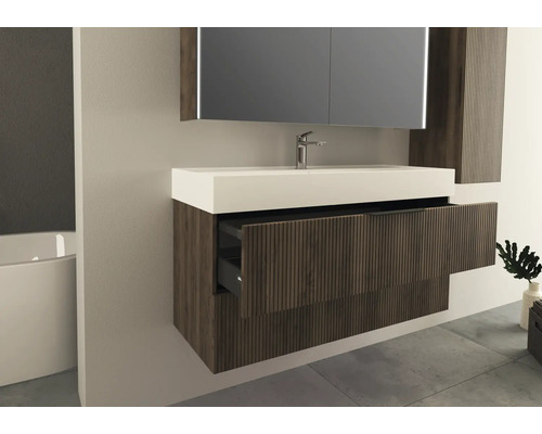 Badrum med handfat, spegel och öppen låda