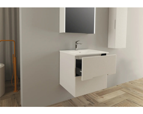 Badrum med underskåp för tvättställ, spegel och väggskåp