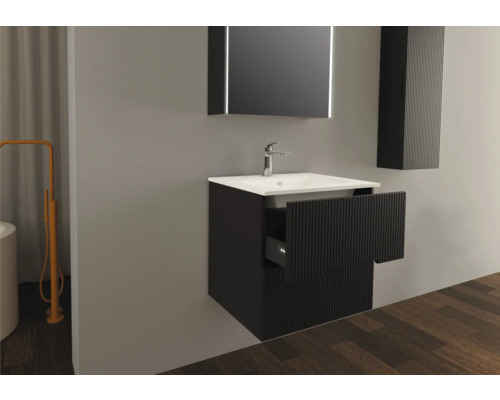 Badrum med tvättställsskåp, handfat, spegelskåp och högskåp