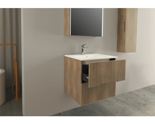 Badrum med tvättställsskåp, spegel och skåp