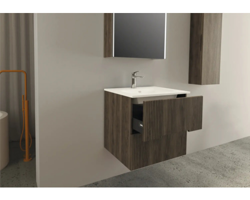 Badrum med tvättställ, spegel och öppet underskåp