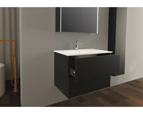 Badrum med tvättställ, spegel och högskåp i modern design