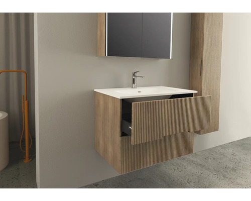 Badrum med tvättställ, spegel och högskåp