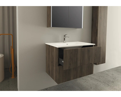 Badrum med tvättställsskåp, handfat, spegelskåp och högskåp