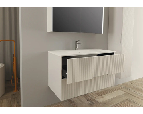 Badrum med tvättställsskåp, spegel och högskåp