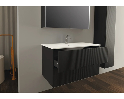 Badrumsscen med tvättställsskåp, tvättställ, spegelskåp och högskåp