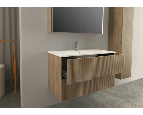 Badrum med tvättställ, spegel och högskåp i trädesign