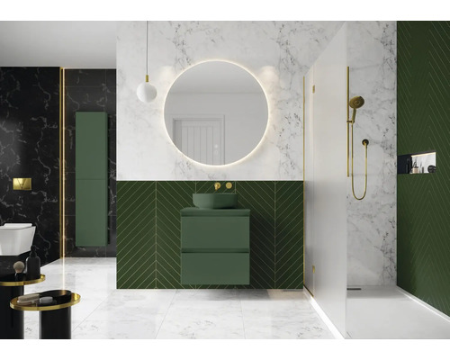 Ljust badrum med dusch, tvättställ och spegel