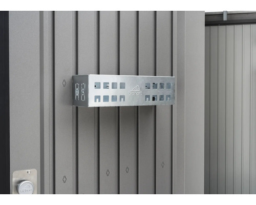 Förvaringslåda i metall på en vägg