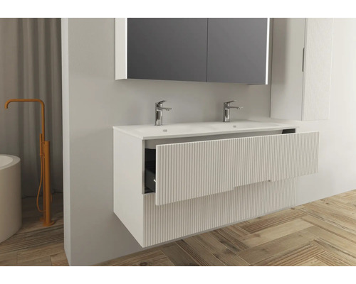 Modernt badrum med tvättställsskåp, tvättställ, spegel och armaturer