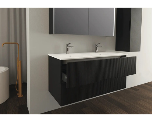 Badrum med tvättställ, två kranar och spegel