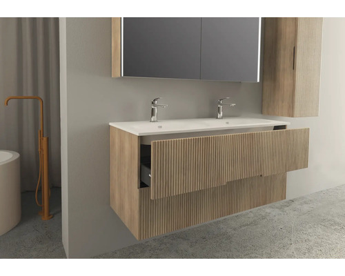 Badrum med dubbla handfat, spegelskåp och öppen lådenhet