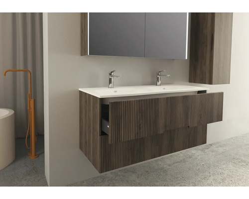 Modernt badrum med tvättställsskåp, tvättställsskål, spegelskåp och högskåp