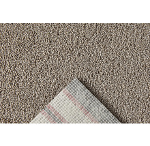 Närbild av en beige matta med textilbaksida