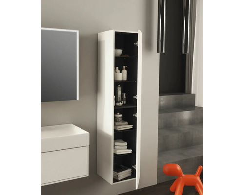 Badrumsscen med tvättställsskåp och öppet väggskåp för förvaring av badrumsartiklar.