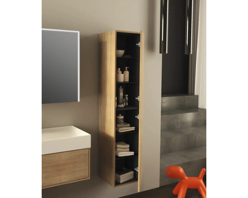 Badrumsinredning med tvättställ, spegelskåp och öppet vägghängt träskåp fyllt med badrumsartiklar och handdukar