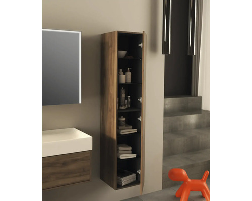 Badrum med tvättställsskåp, spegelskåp och öppet högskåp för förvaring av badrumsartiklar