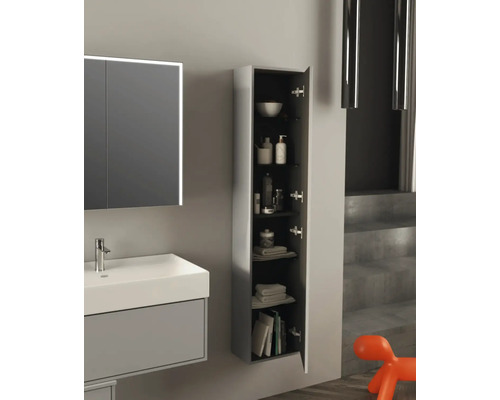 Badrum med handfat, spegelskåp och öppet högskåp för badrumsartiklar