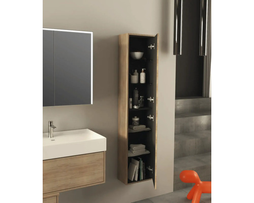 Modernt badrum med tvättställsskåp, spegelskåp och öppet hängskåp för förvaring av badrumsartiklar