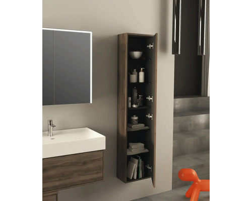 Badrum med tvättställsskåp och öppet högskåp för förvaring av badrumsartiklar