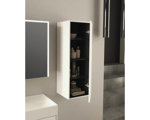 Badrum med hängande spegelskåp med öppen dörr och flera förvaringshyllor