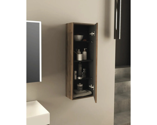 Öppet badrumsskåp med trästruktur och flera hyllor för förvaring av badrumsartiklar