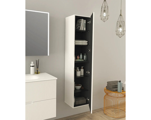 Badrum med handfat, upplyst spegel och öppet hängskåp för förvaring av badrumsartiklar.