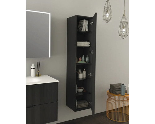 Badrum med handfat, spegelskåp och öppet hängskåp för förvaring