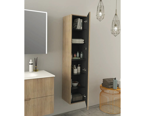 Badrum med tvättställsskåp, spegelskåp och öppet väggskåp