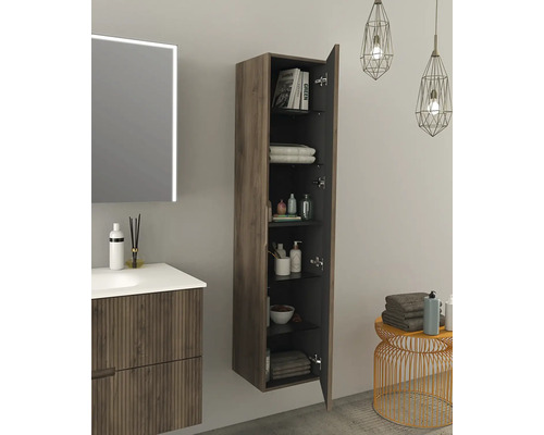 Badrum med tvättställ, spegelskåp och öppet högskåp för förvaring