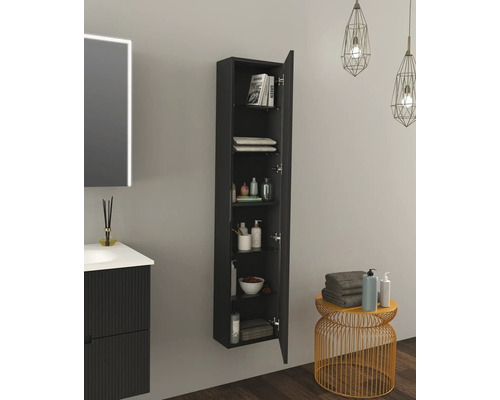 Badrumsvy med tvättställ, spegelskåp och öppet väggskåp med hyllor