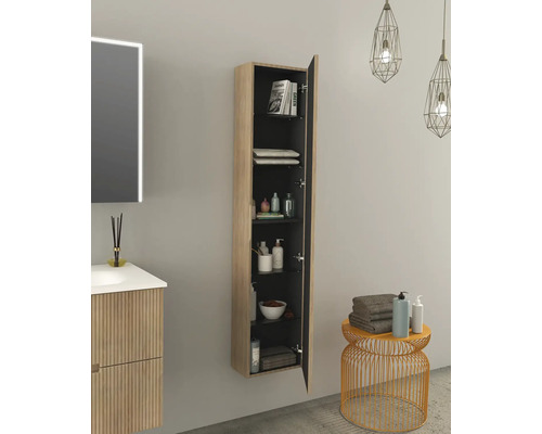 Badrum med tvättställ, spegelskåp och öppet högskåp med hyllor