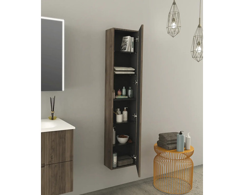 Badrum med tvättställsskåp, spegelskåp och öppet hängskåp med hyllor