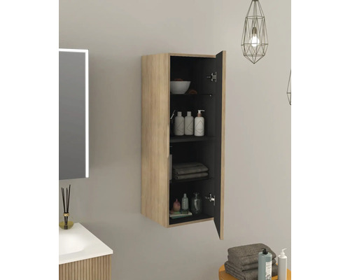 Badrumsscen med ett öppet väggskåp med hyllor för förvaring av badrumsartiklar.