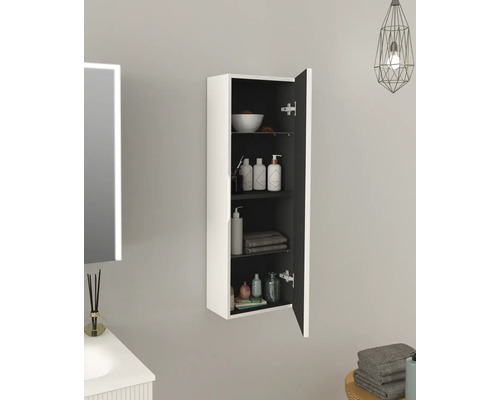 Öppet badrumsskåp med flera hyllor för förvaring av toalettartiklar