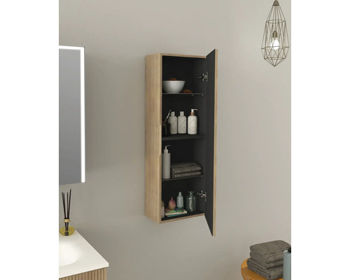 Badrum med väggskåp, öppet, utrustat med hygienartiklar och handdukar