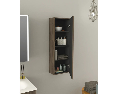 Öppet badrumsskåp med hyllor för förvaring av badrumsartiklar